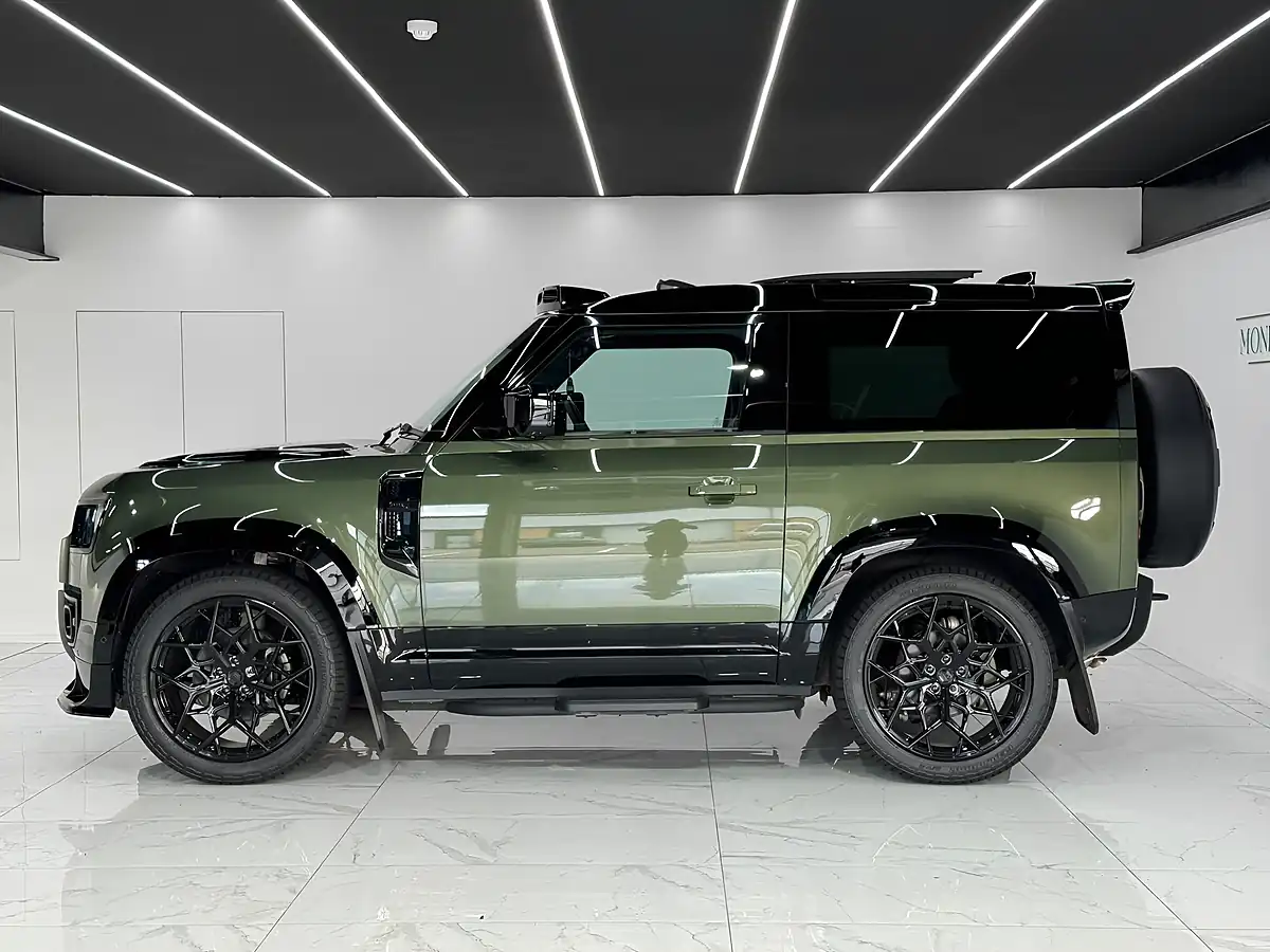 Used 2025 Land Rover Defender 90 X-Dynamic Se Woolstone Green - Interior and Exterior details 3