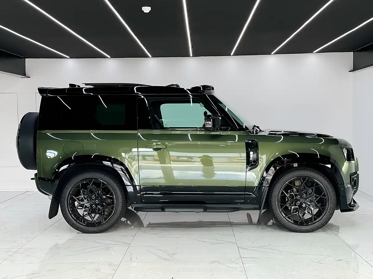 Used 2025 Land Rover Defender 90 X-Dynamic Se Woolstone Green - Interior and Exterior details 4