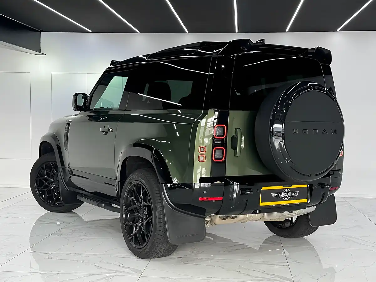 Used 2025 Land Rover Defender 90 X-Dynamic Se Woolstone Green - Interior and Exterior details 5