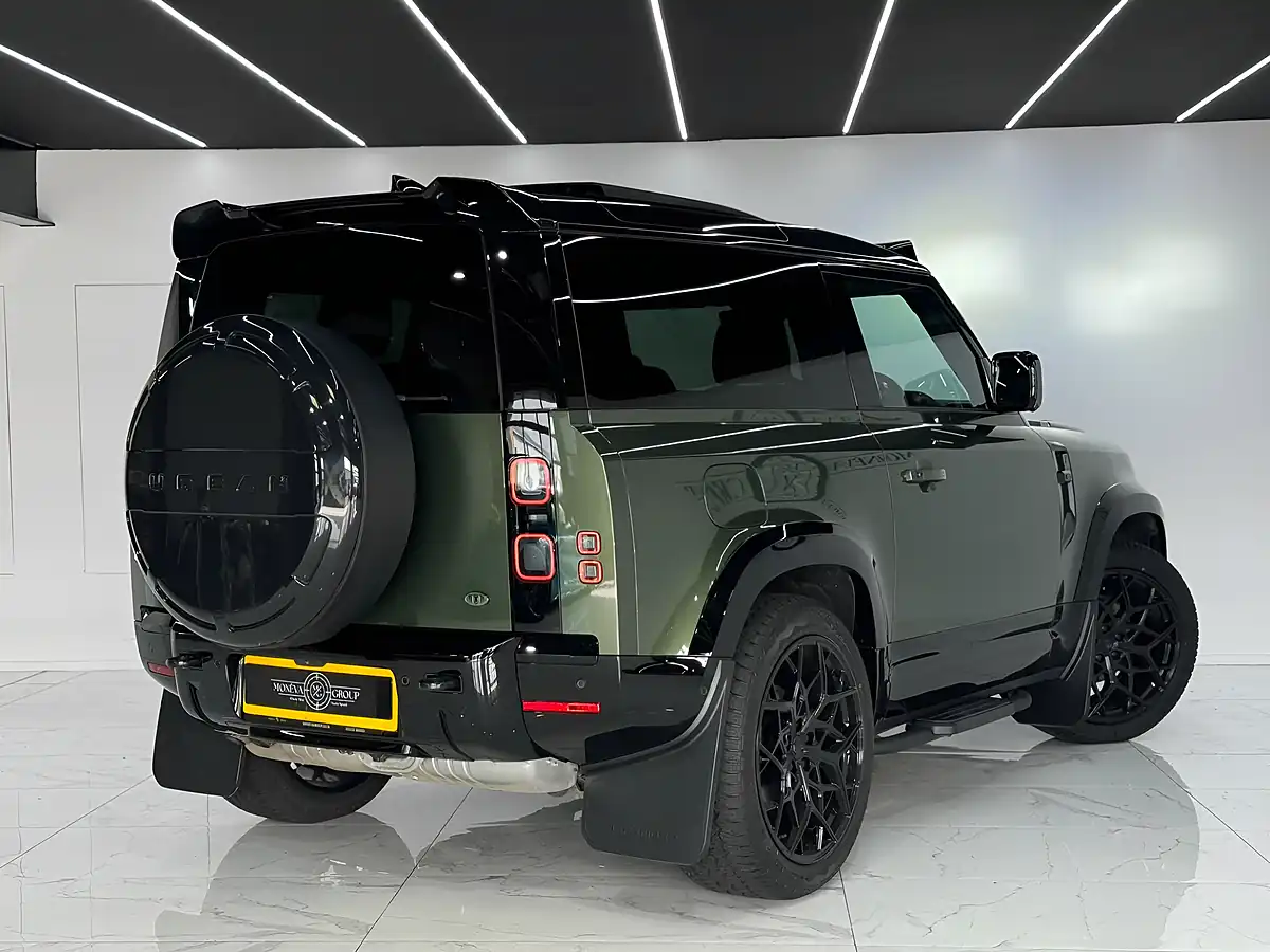 Used 2025 Land Rover Defender 90 X-Dynamic Se Woolstone Green - Interior and Exterior details 6