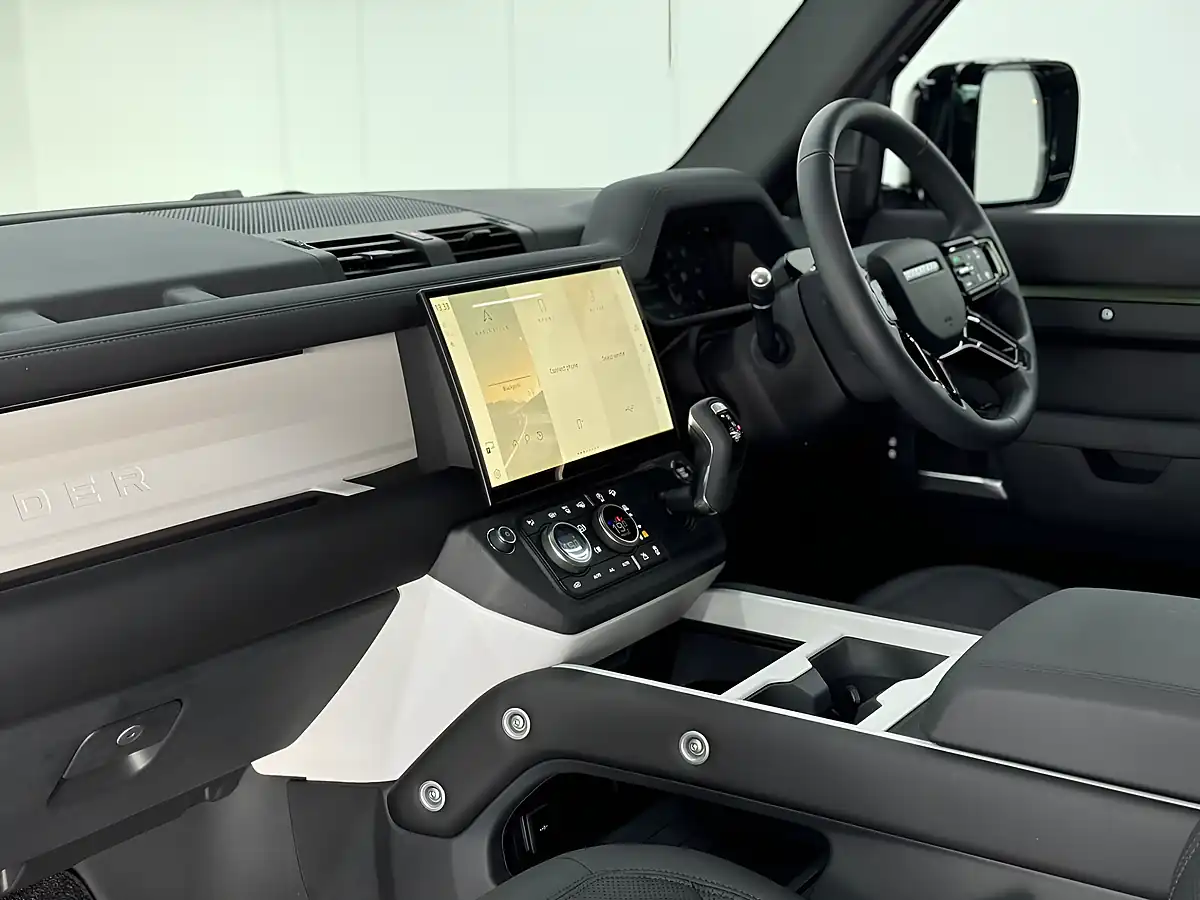 Used 2025 Land Rover Defender 90 X-Dynamic Se Woolstone Green - Interior and Exterior details 7