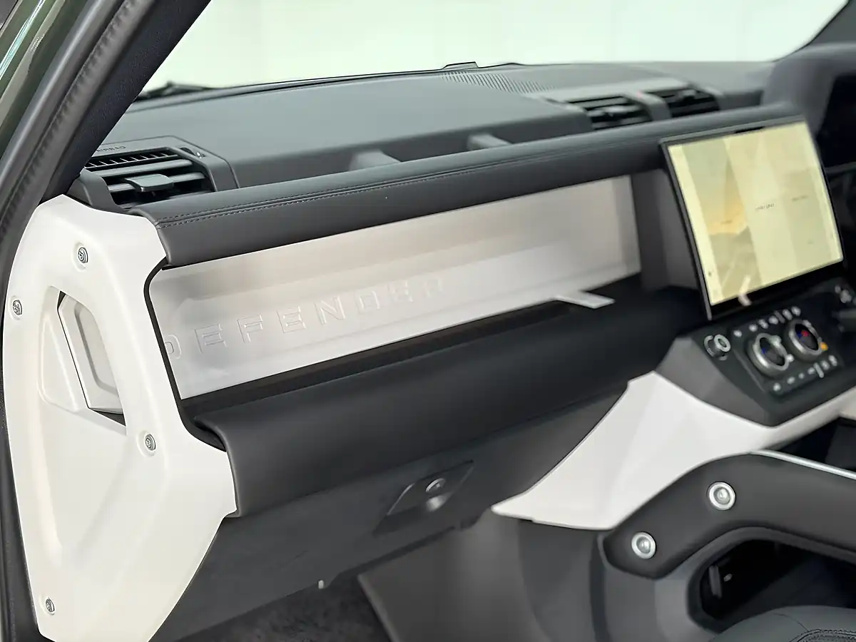 Used 2025 Land Rover Defender 90 X-Dynamic Se Woolstone Green - Interior and Exterior details 8