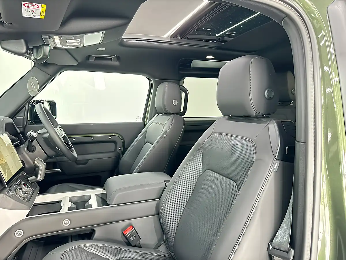 Used 2025 Land Rover Defender 90 X-Dynamic Se Woolstone Green - Interior and Exterior details 9