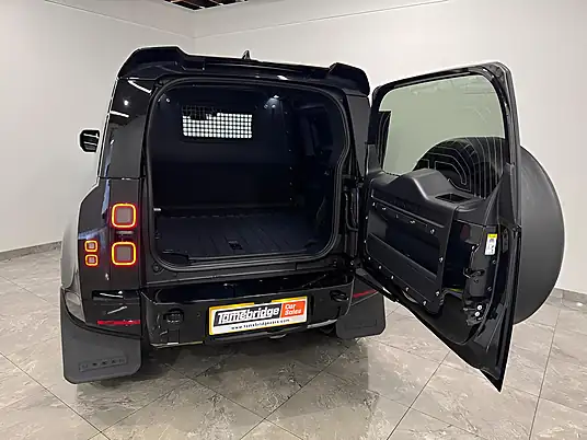 2025 Land Rover Defender D250 X-Dynamic SE
