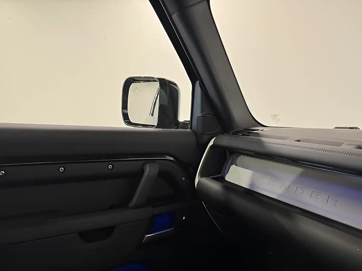 Used 2025 Land Rover Defender X-Dynamic Se Hard Top Black - Interior and Exterior details 11