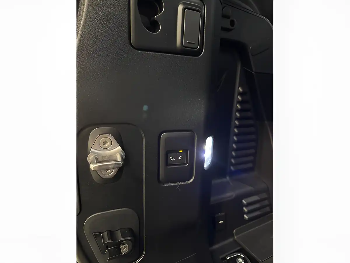Used 2025 Land Rover Defender X-Dynamic Se Hard Top Black - Interior and Exterior details 3