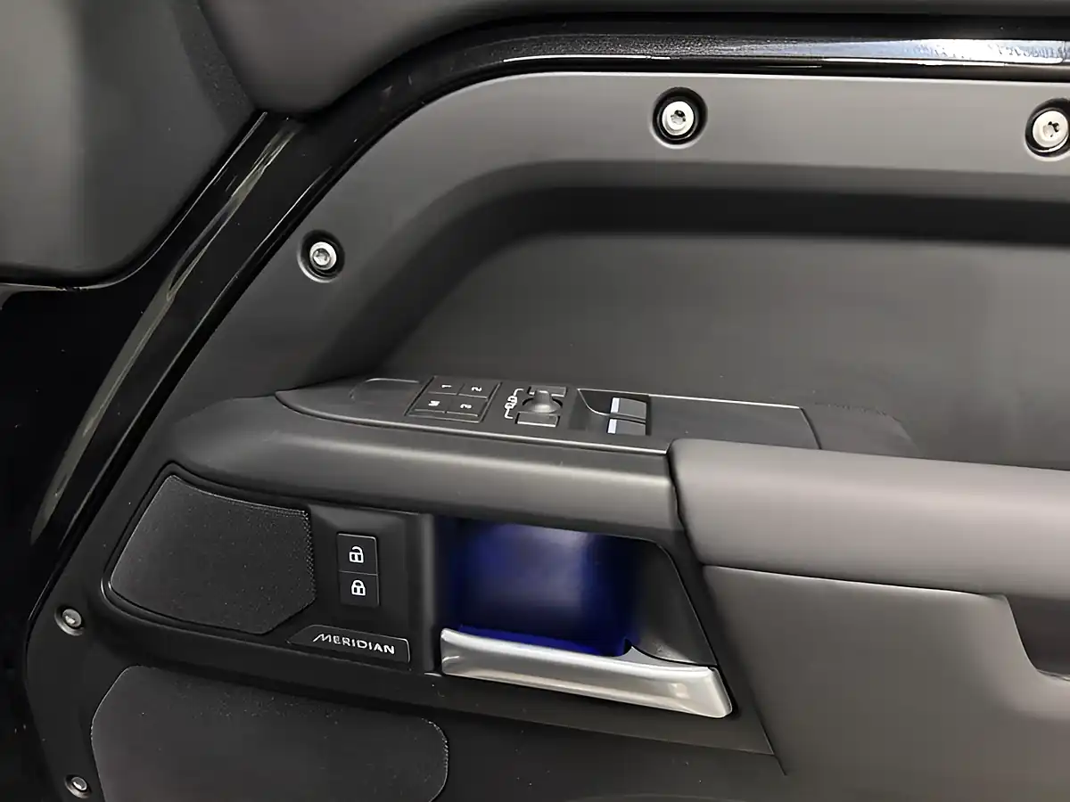 Used 2025 Land Rover Defender X-Dynamic Se Hard Top Black - Interior and Exterior details 18
