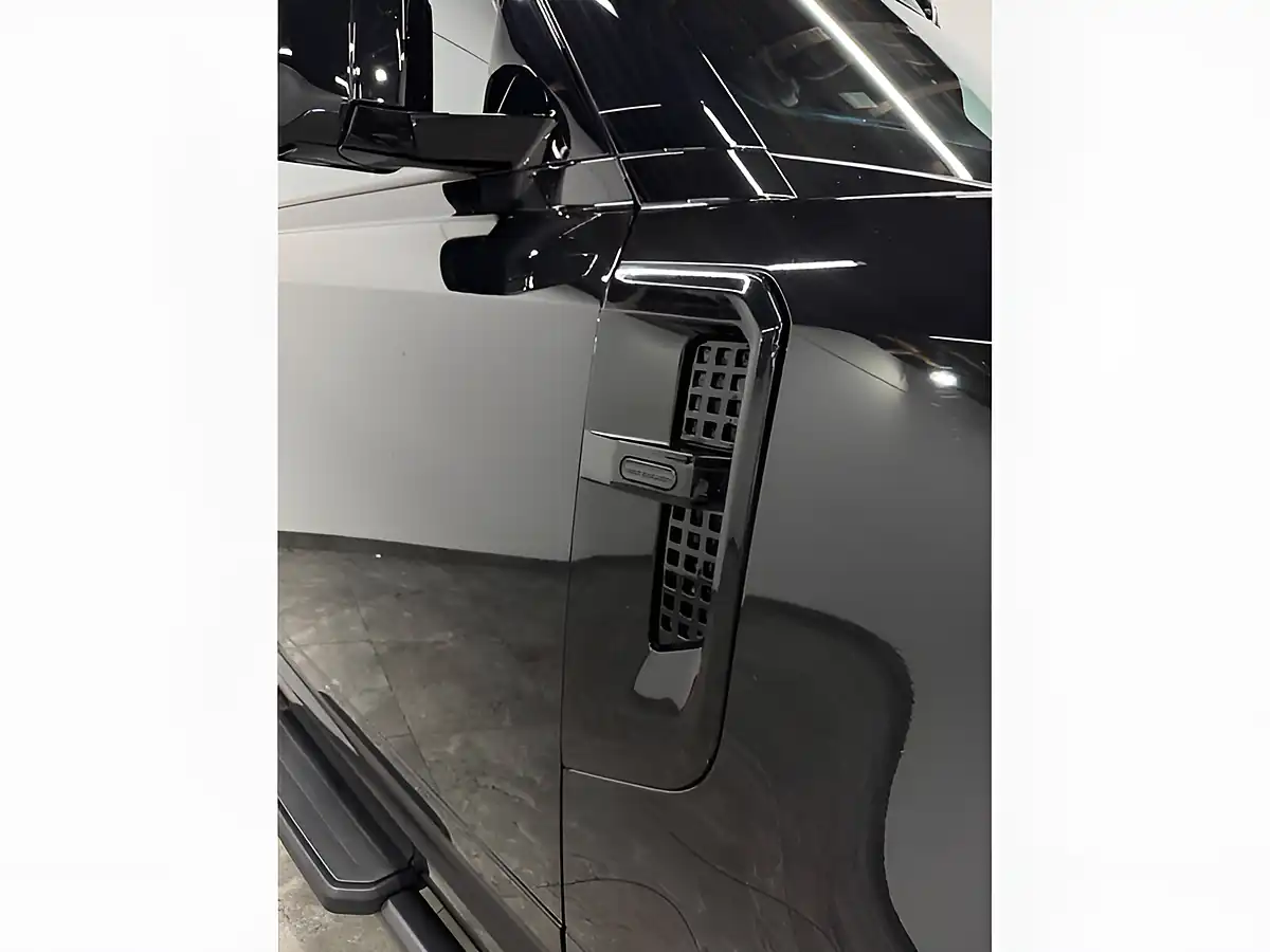Used 2025 Land Rover Defender X-Dynamic Se Hard Top Black - Interior and Exterior details 6