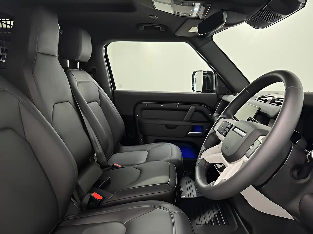 Used 2025 Land Rover Defender X-Dynamic Se Hard Top Black - Interior and Exterior details 14
