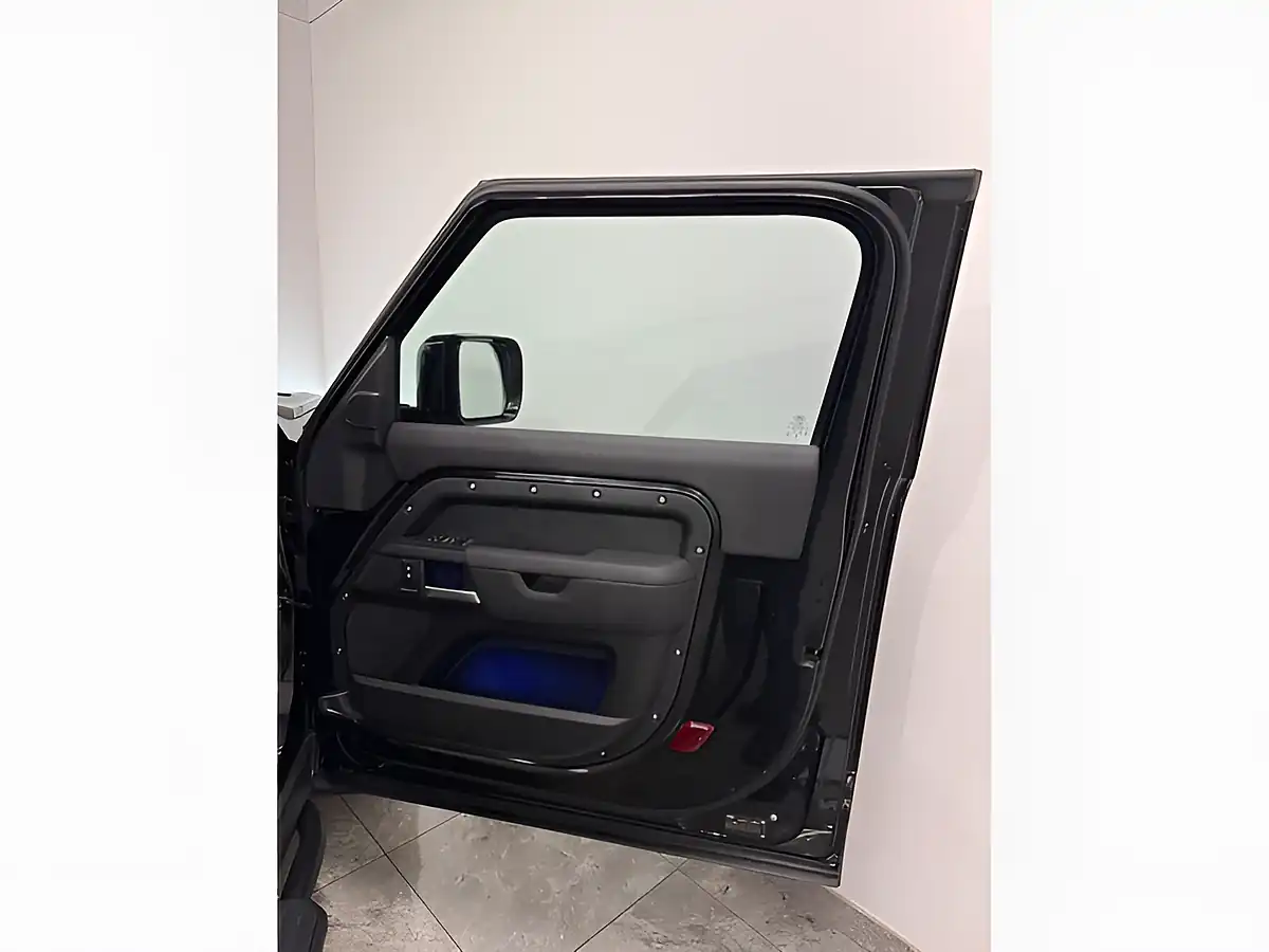 Used 2025 Land Rover Defender X-Dynamic Se Hard Top Black - Interior and Exterior details 17