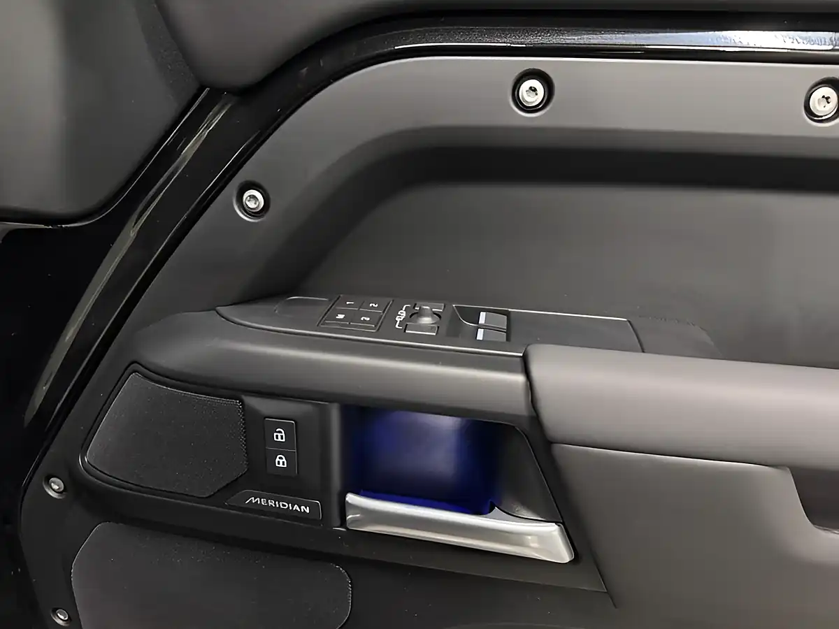 Used 2025 Land Rover Defender X-Dynamic Se Hard Top Black - Interior and Exterior details 18