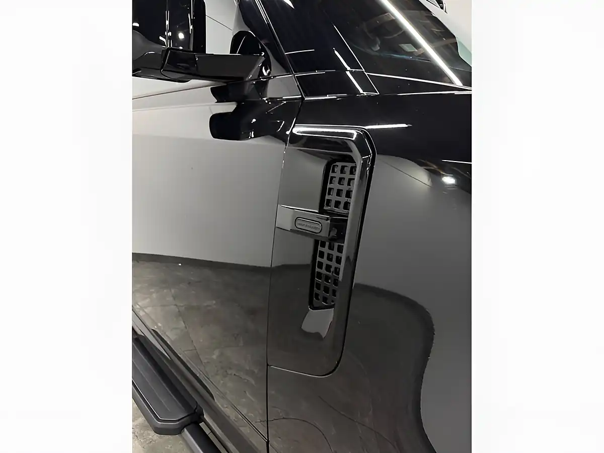 Used 2025 Land Rover Defender X-Dynamic Se Hard Top Black - Interior and Exterior details 6