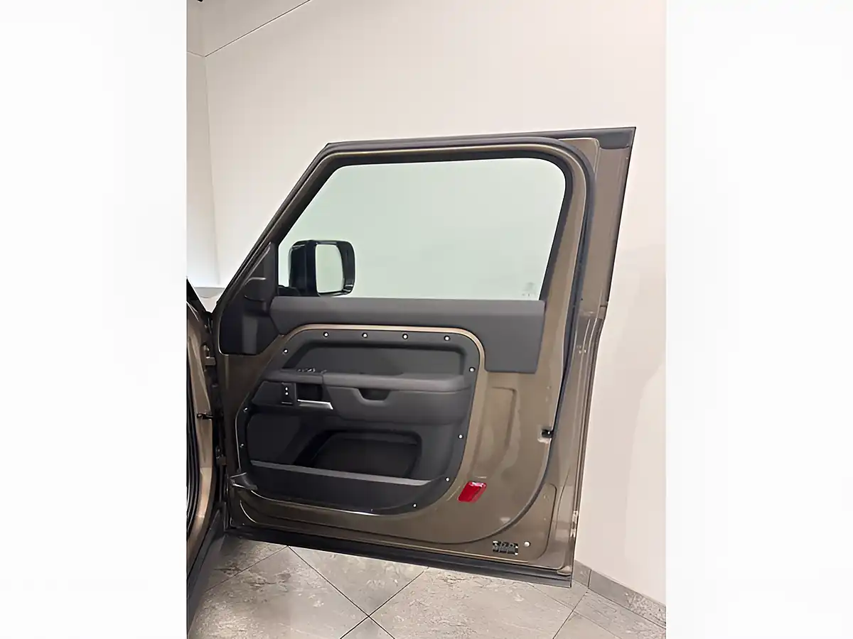Used 2025 Land Rover Defender X-Dynamic Se Hard Top Brown - Interior and Exterior details 12