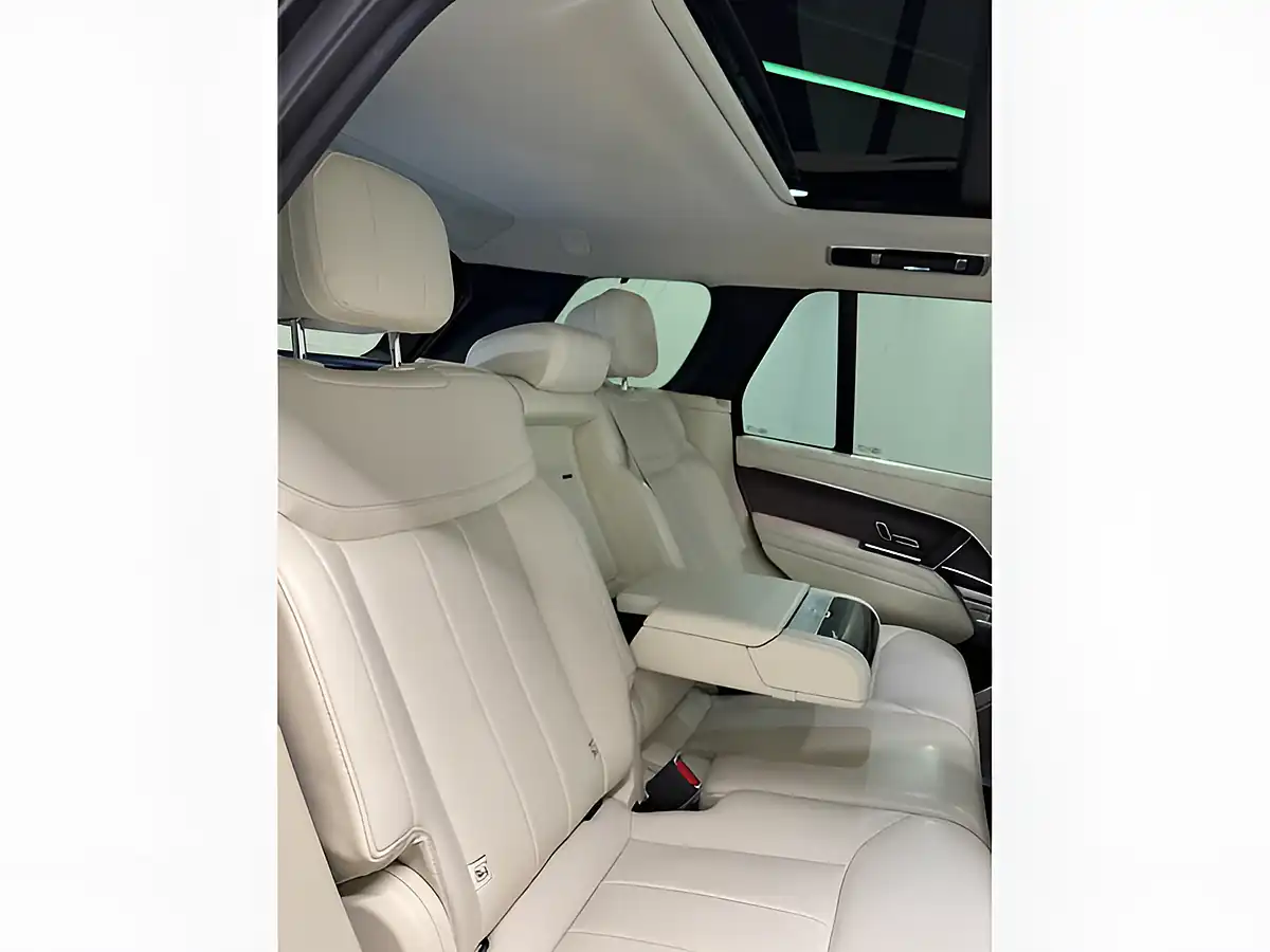 Used 2025 Land Rover Range Rover Se Black - Interior and Exterior details 11
