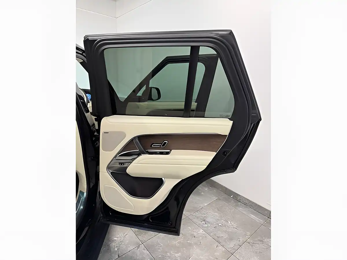 Used 2025 Land Rover Range Rover Se Black - Interior and Exterior details 12