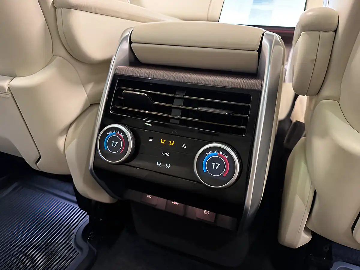 Used 2025 Land Rover Range Rover Se Black - Interior and Exterior details 13