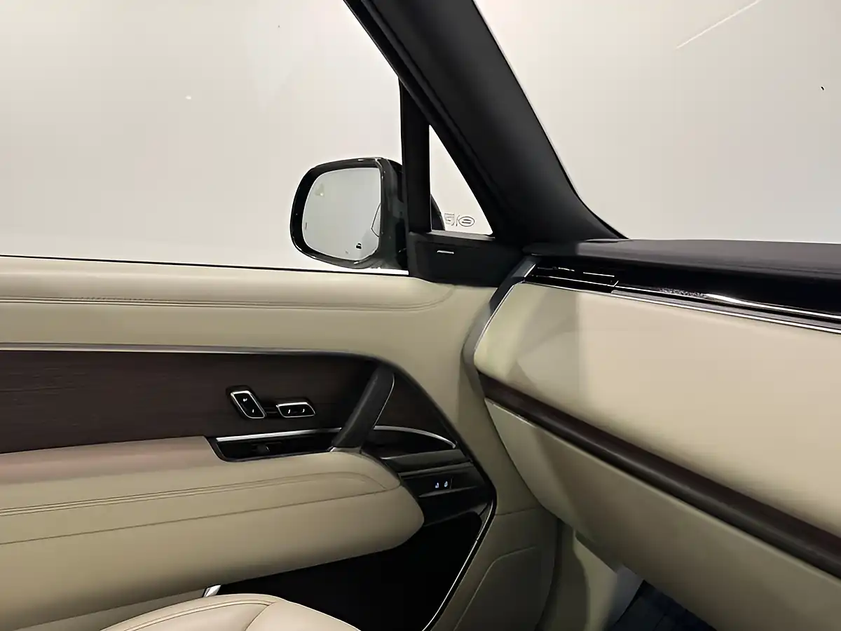 Used 2025 Land Rover Range Rover Se Black - Interior and Exterior details 18