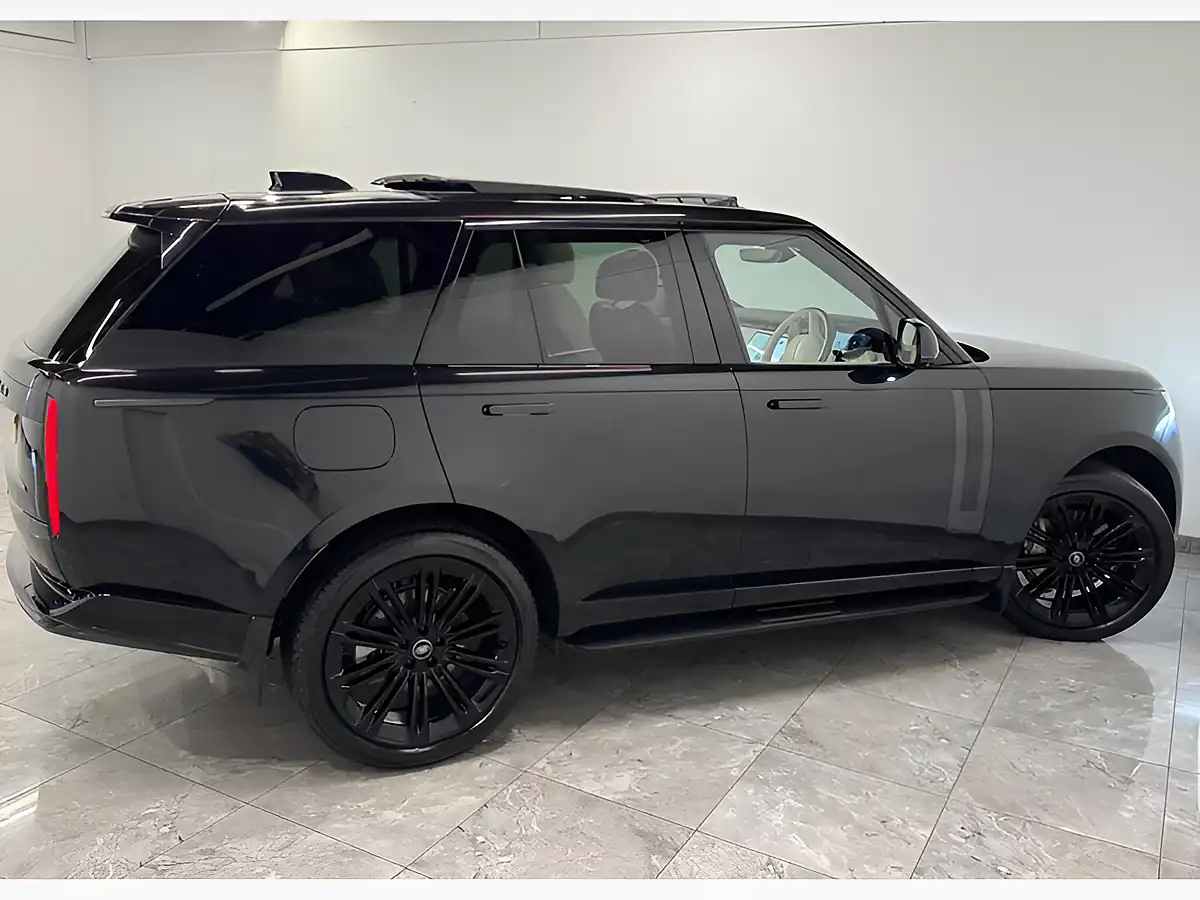 Used 2025 Land Rover Range Rover Se Black - Interior and Exterior details 8