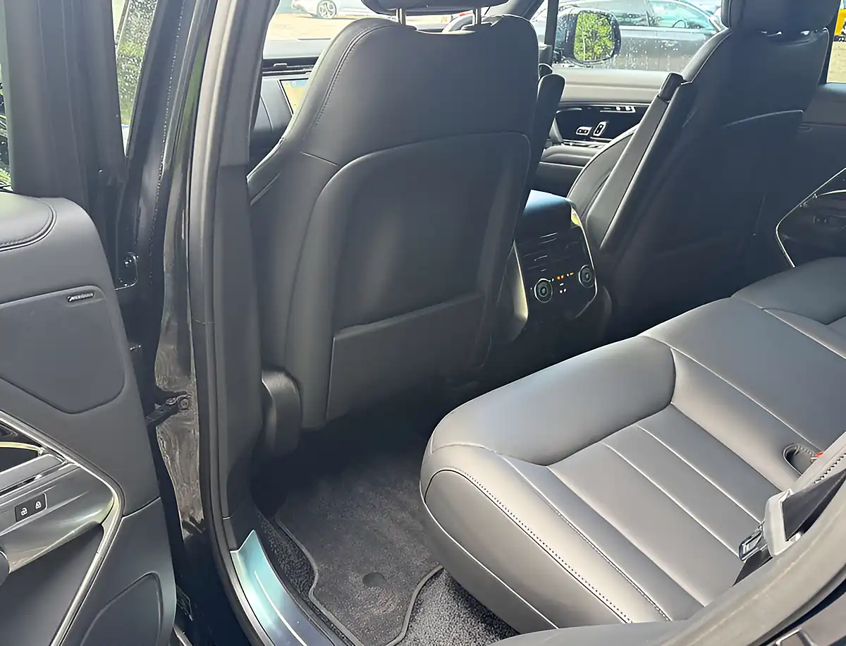 Used 2025 Land Rover Range Rover Se Santorini Black - Interior and Exterior details 11