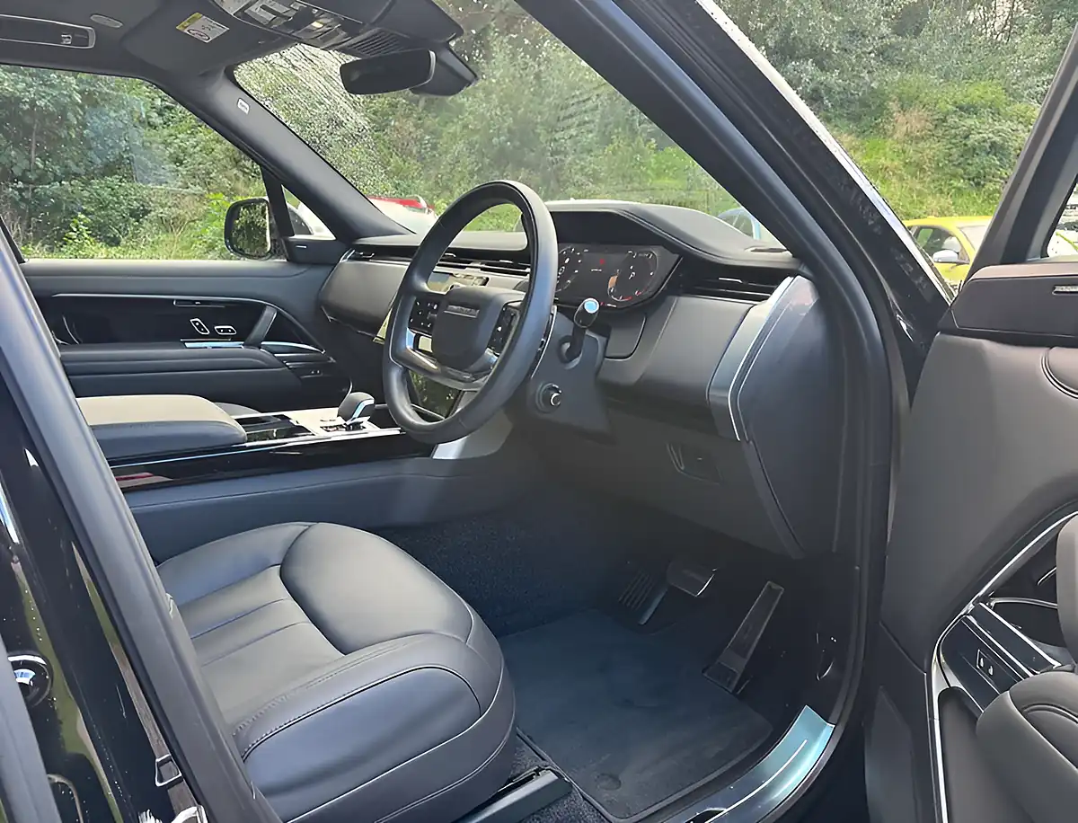 Used 2025 Land Rover Range Rover Se Santorini Black - Interior and Exterior details 14