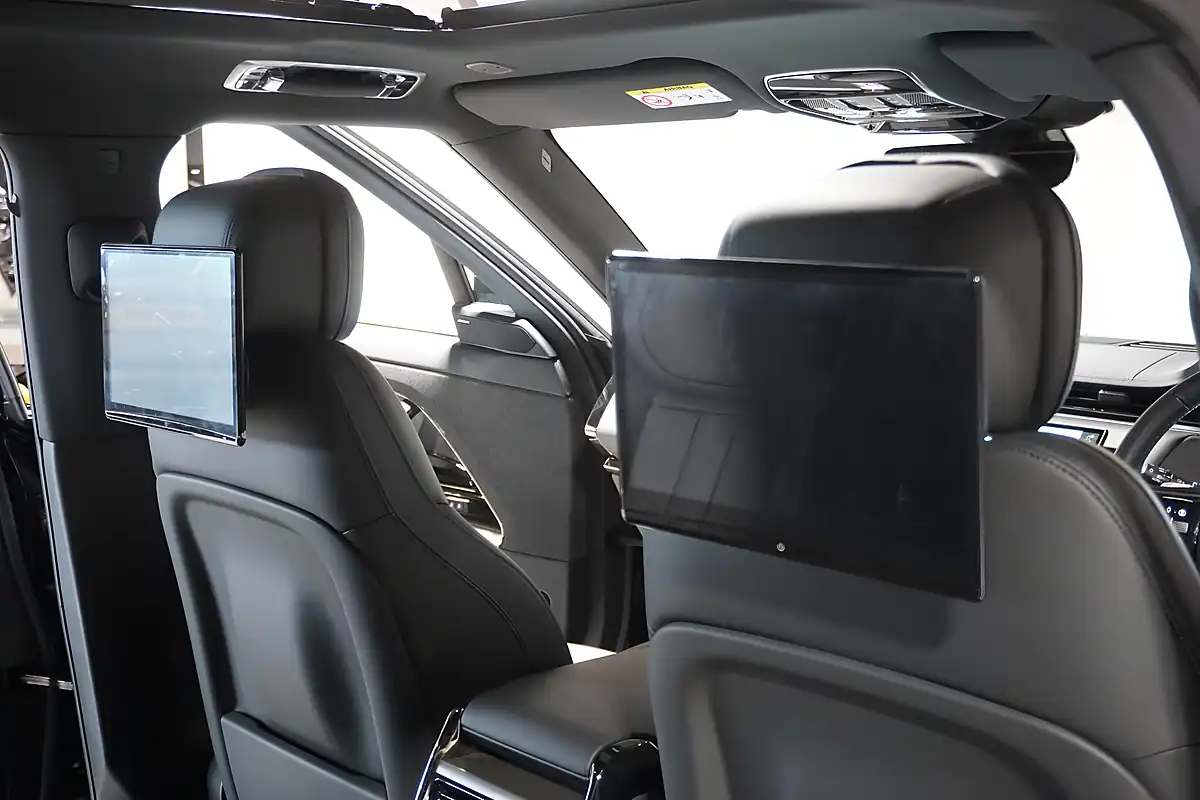 Used 2025 Land Rover Range Rover Sport Dynamic Se Black - Interior and Exterior details 16