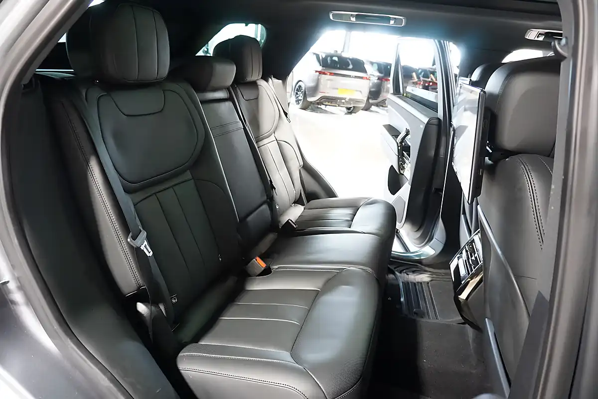 Used 2025 Land Rover Range Rover Sport Dynamic Se Eiger Grey - Interior and Exterior details 16