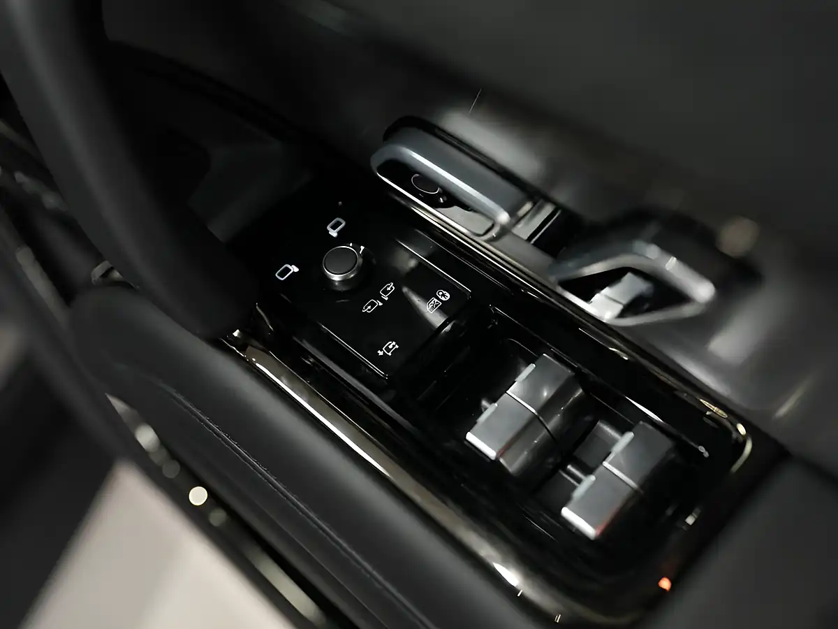 Used 2025 Land Rover Range Rover Sport Dynamic Se Santorini Black - Interior and Exterior details 12