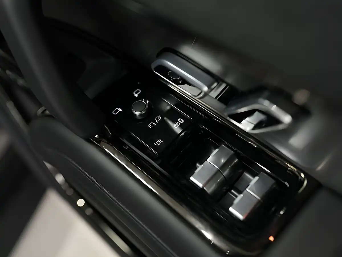 Used 2025 Land Rover Range Rover Sport Dynamic Se Urban Santorini Black - Interior and Exterior details 12