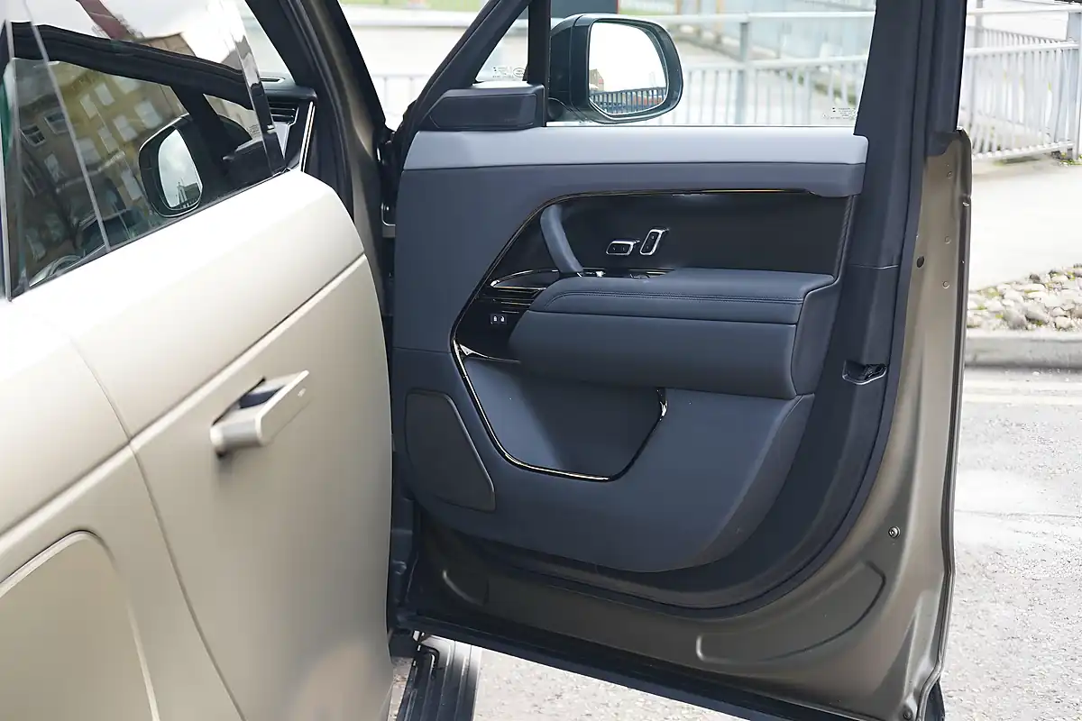 Used 2025 Land Rover Range Rover Sport Sv Edition One Bronze - Interior and Exterior details 13