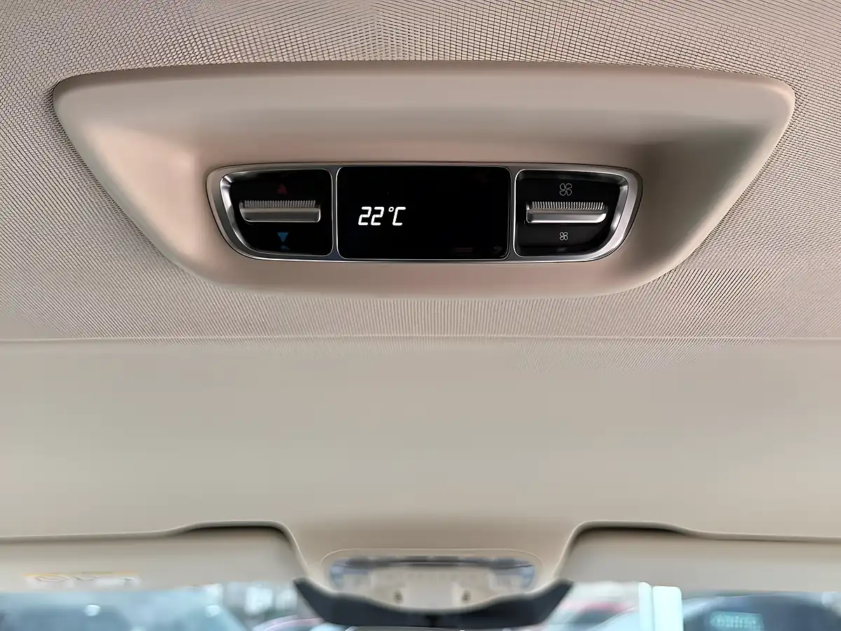 Used 2025 Mercedes-Benz V Class Premium Multicolour - Interior and Exterior details 16
