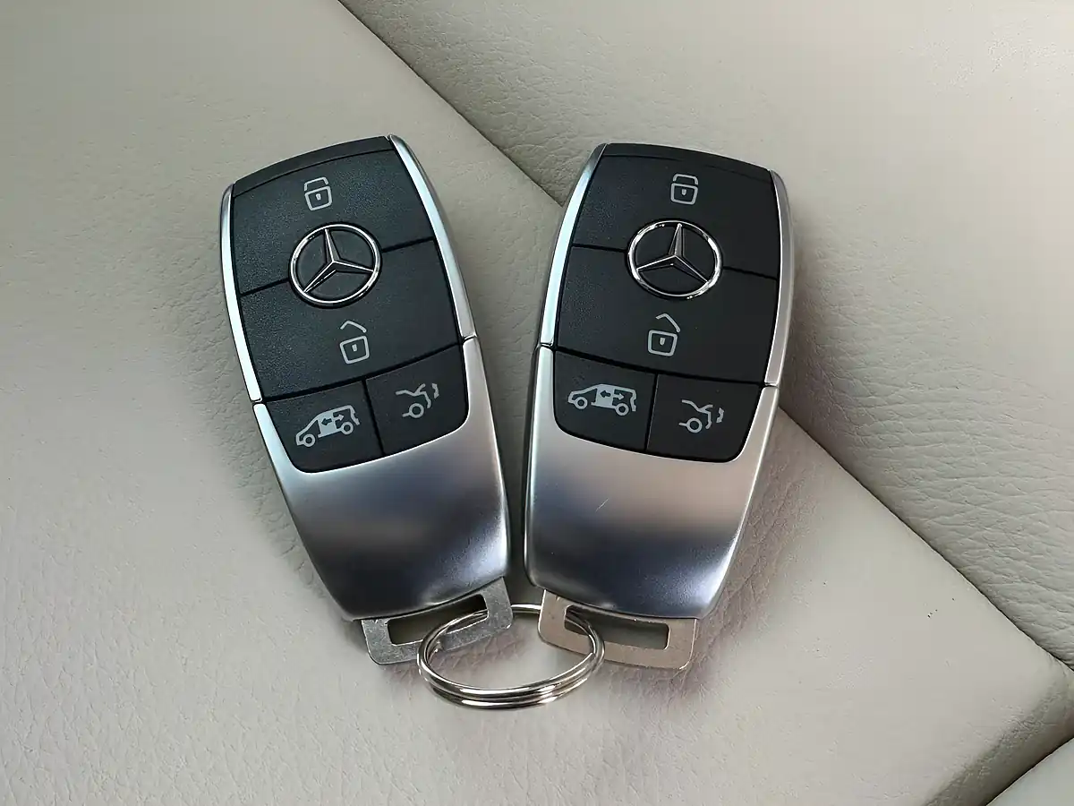 Used 2025 Mercedes-Benz V Class Premium Multicolour - Interior and Exterior details 17