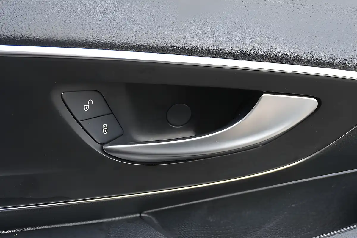 Used 2025 Mercedes-Benz Vito Pro Tourer Grey - Interior and Exterior details 12