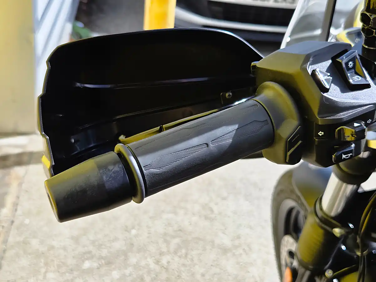 Used 2025 Moto Guzzi V7 Black - Interior and Exterior details 12
