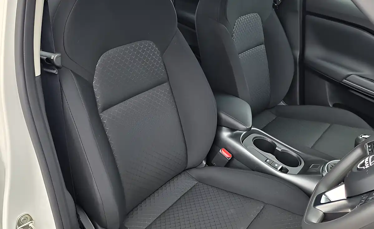 Used 2025 Nissan Juke Acenta Premium Arctic White - Interior and Exterior details 15