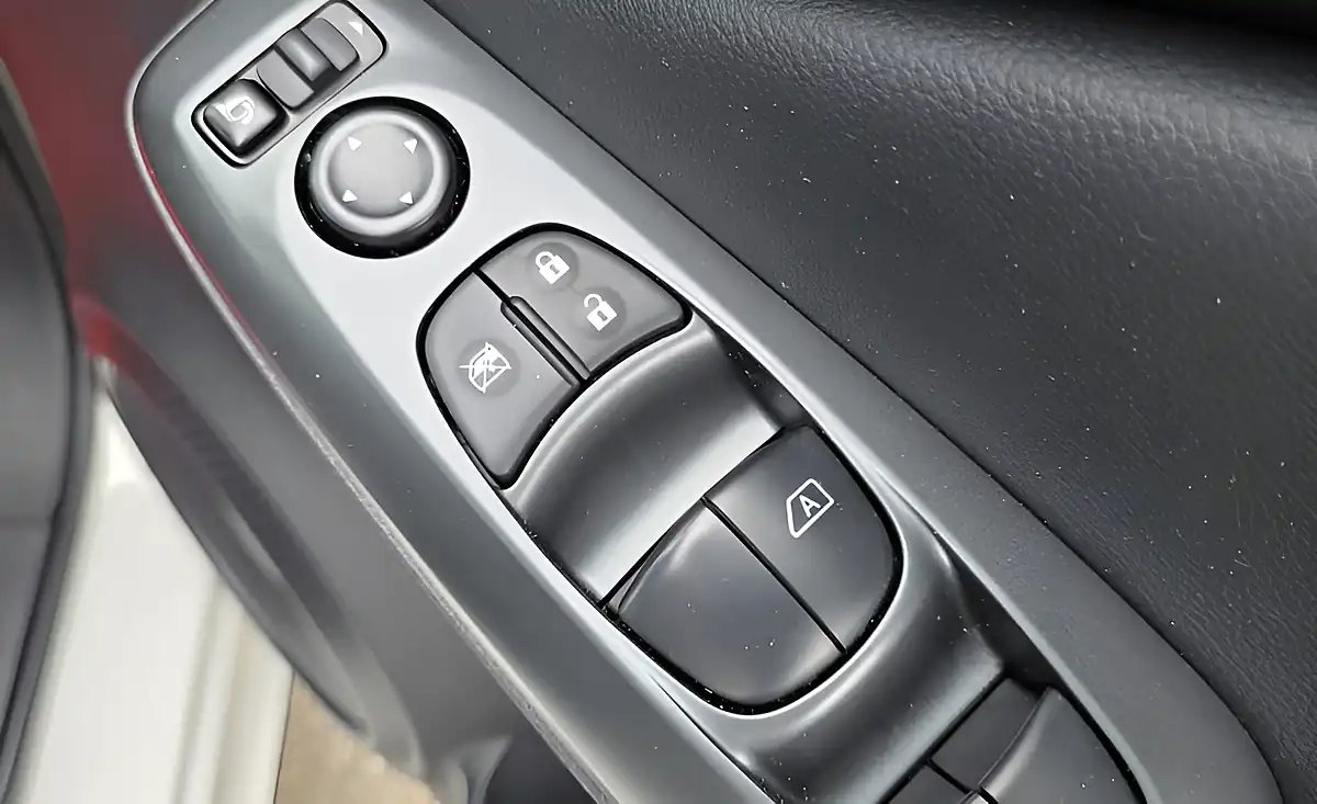 Used 2025 Nissan Juke Acenta Premium Arctic White - Interior and Exterior details 17