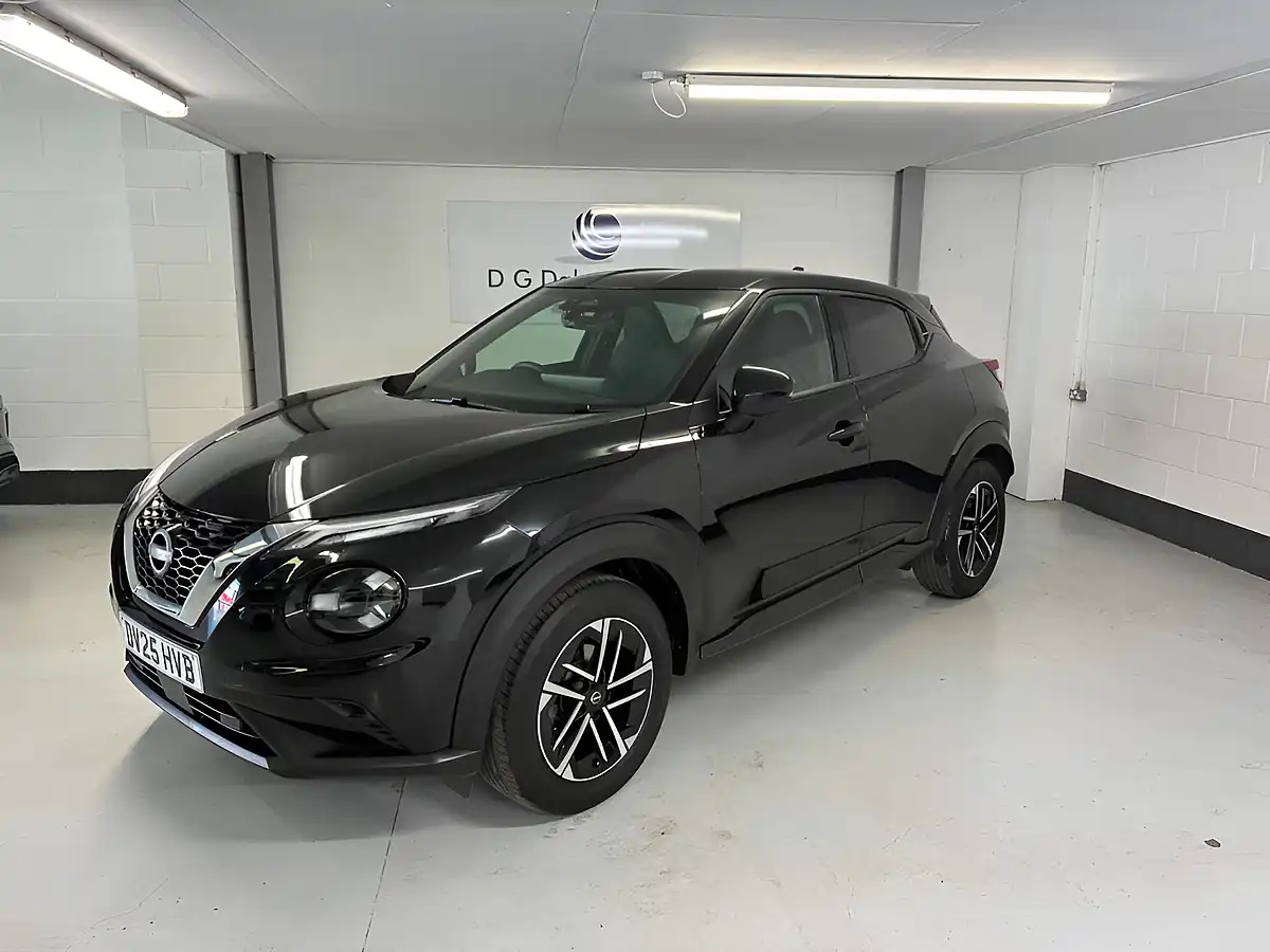 Used 2025 Nissan Juke N-Connecta Black - Front View
