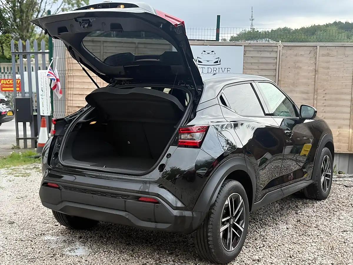 Used 2025 Nissan Juke N-Connecta Black - Interior and Exterior details 9