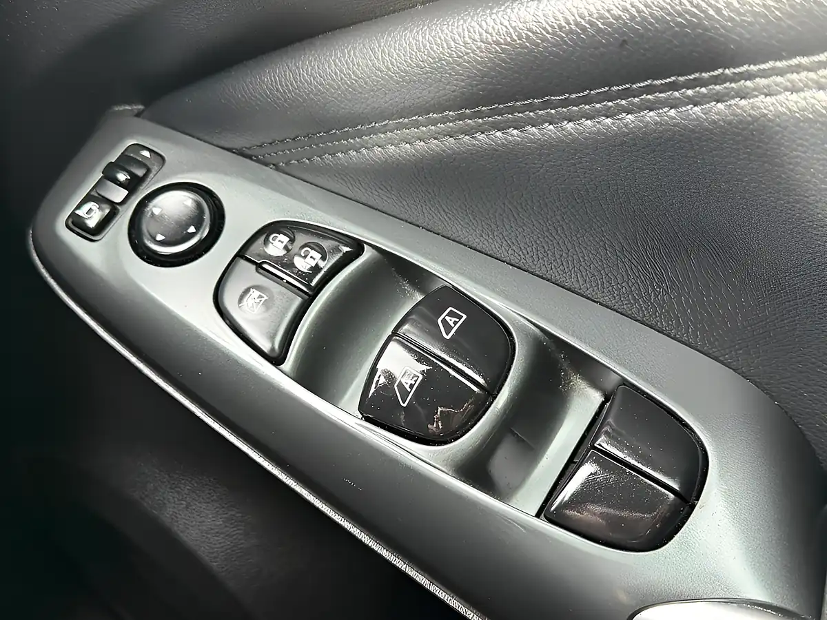 Used 2025 Nissan Juke N-Connecta Black - Interior and Exterior details 12