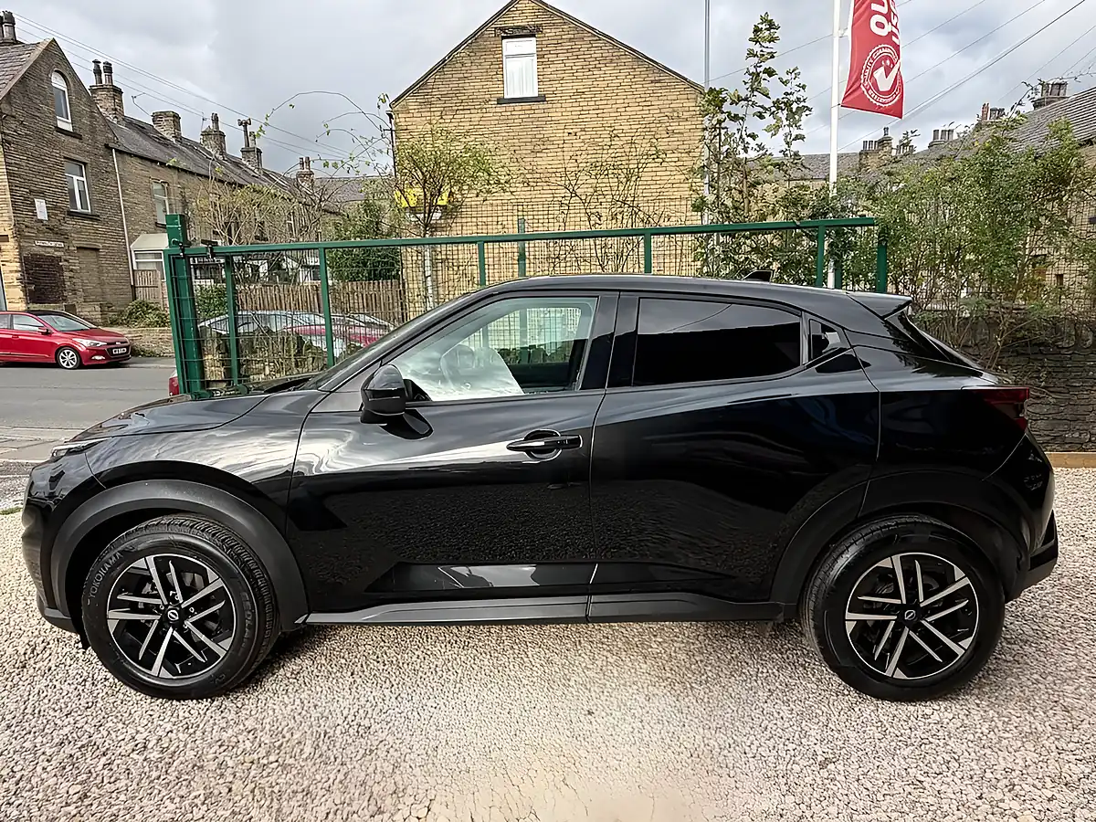Used 2025 Nissan Juke N-Connecta Black - Interior and Exterior details 4