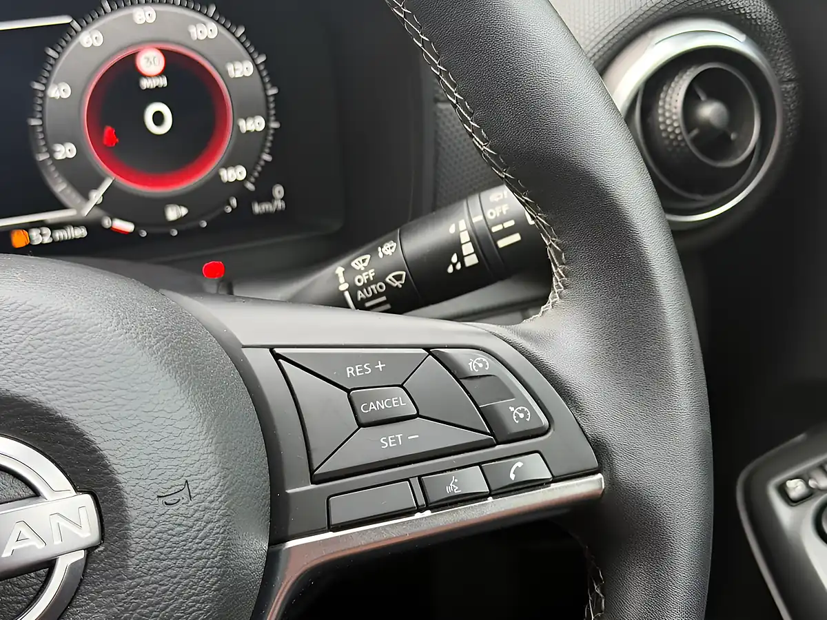 Used 2025 Nissan Juke N-Connecta Grey - Interior and Exterior details 15