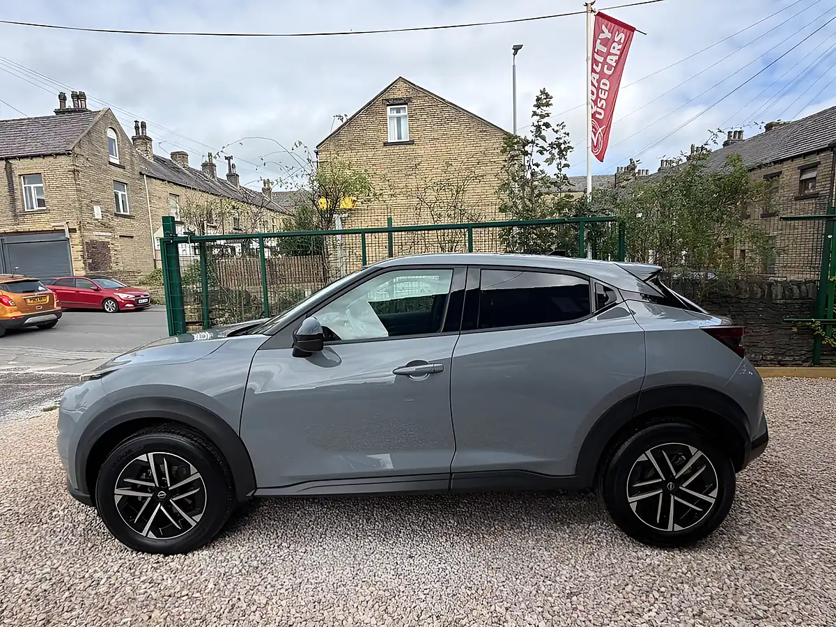 Used 2025 Nissan Juke N-Connecta Grey - Interior and Exterior details 8