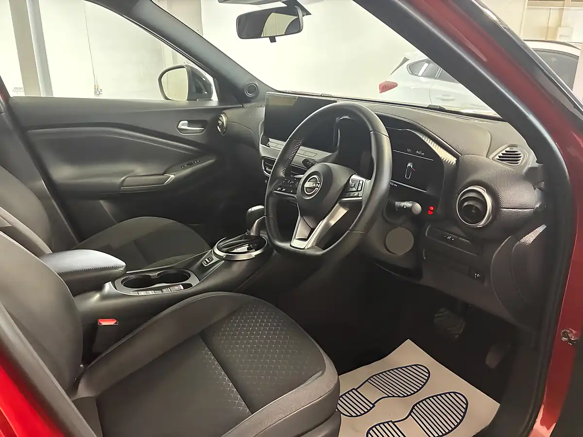 Used 2025 Nissan Juke N-Connecta Red - Interior and Exterior details 10