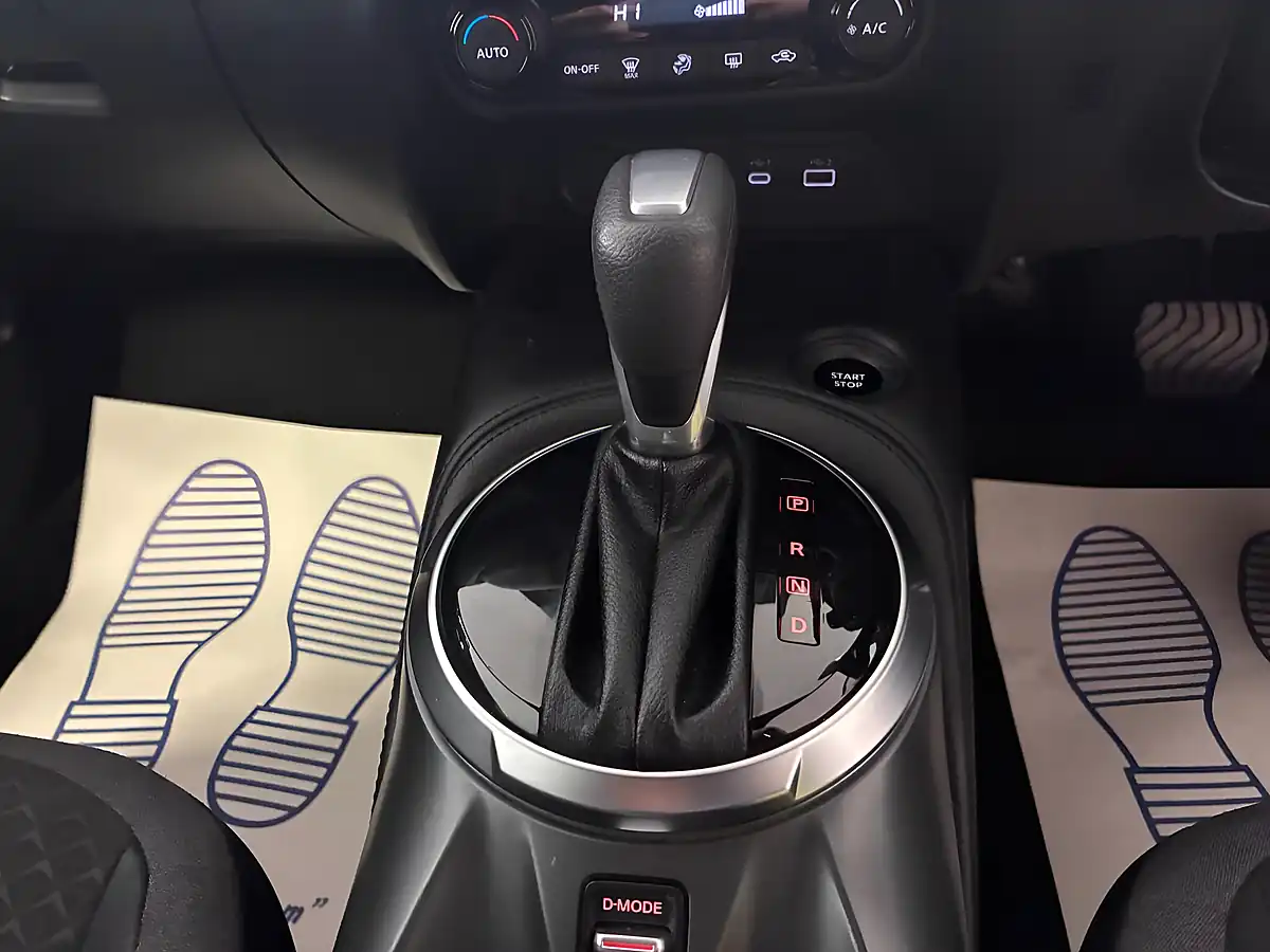 Used 2025 Nissan Juke N-Connecta Red - Interior and Exterior details 11