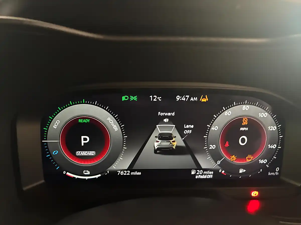 Used 2025 Nissan Juke N-Connecta Red - Interior and Exterior details 12