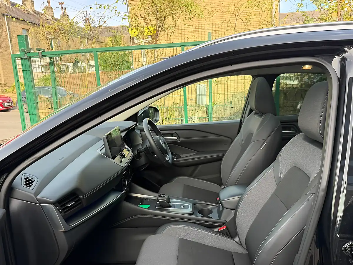 Used 2025 Nissan Qashqai N-Connecta Black - Interior and Exterior details 15