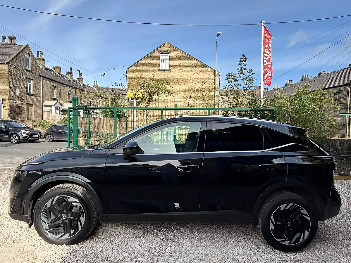 Used 2025 Nissan Qashqai N-Connecta Black - Interior and Exterior details 4