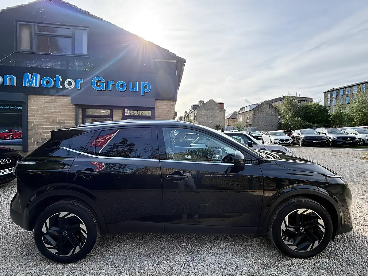 Used 2025 Nissan Qashqai N-Connecta Black - Interior and Exterior details 5
