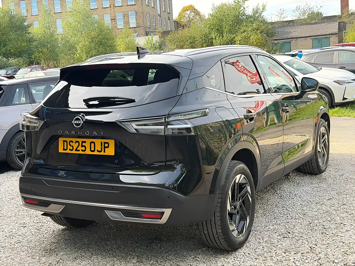 Used 2025 Nissan Qashqai N-Connecta Black - Interior and Exterior details 7