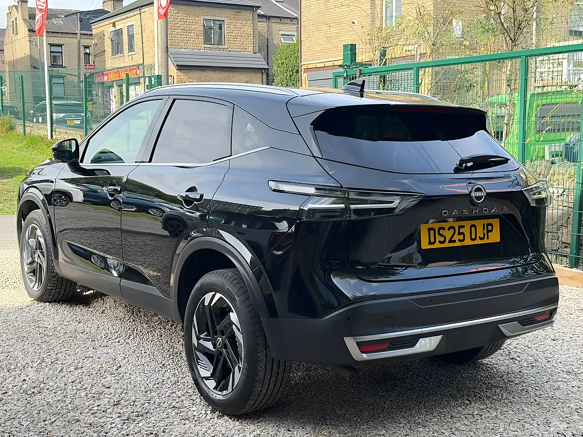 Used 2025 Nissan Qashqai N-Connecta Black - Interior and Exterior details 8
