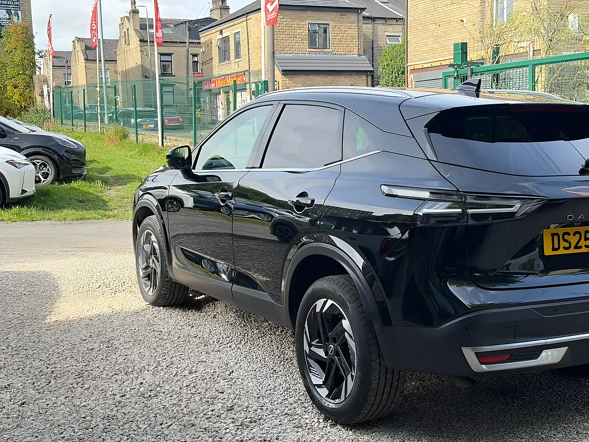 Used 2025 Nissan Qashqai N-Connecta Black - Interior and Exterior details 9